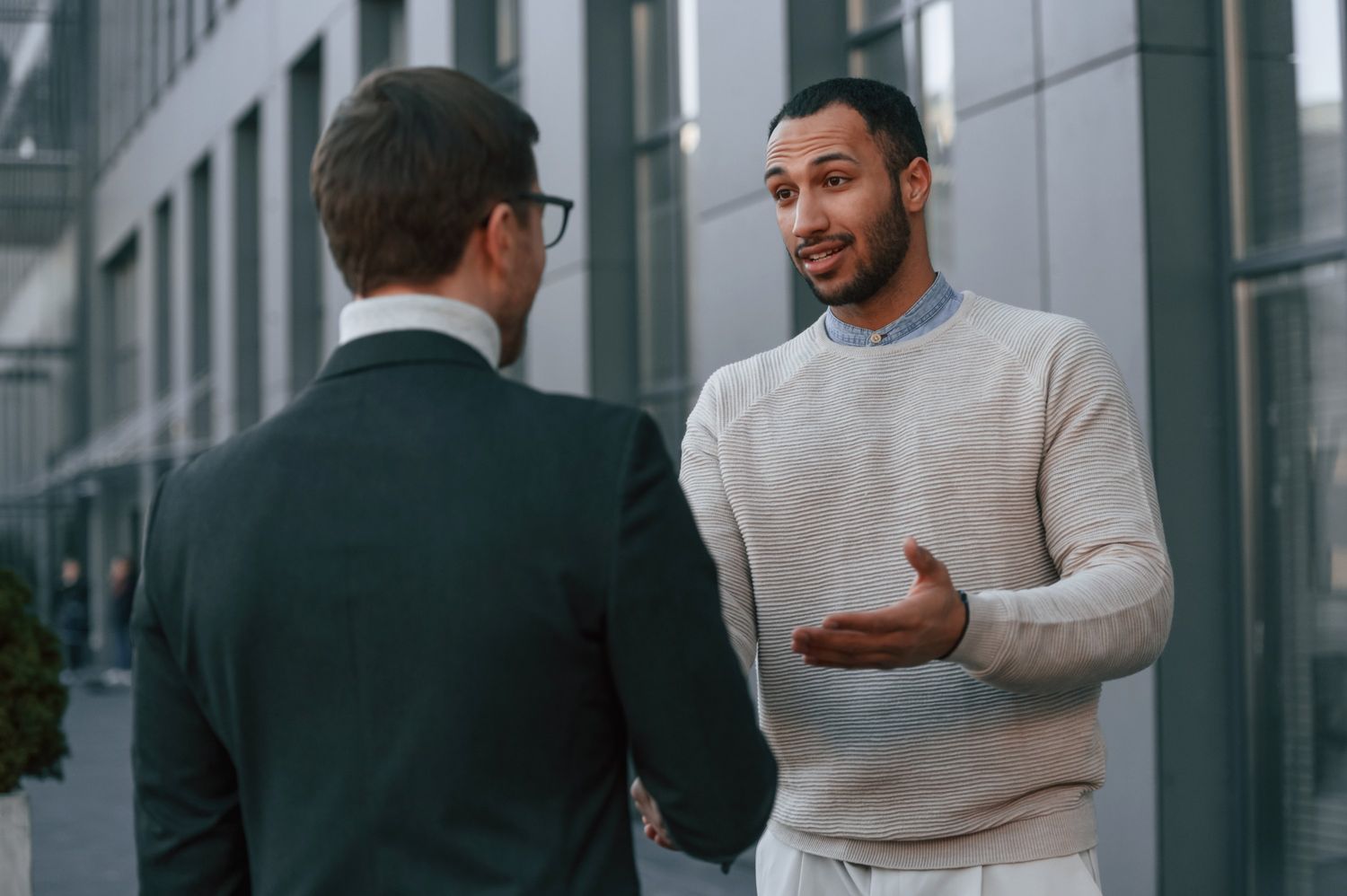 businessman in formal clothes is with black man ou npl6cze